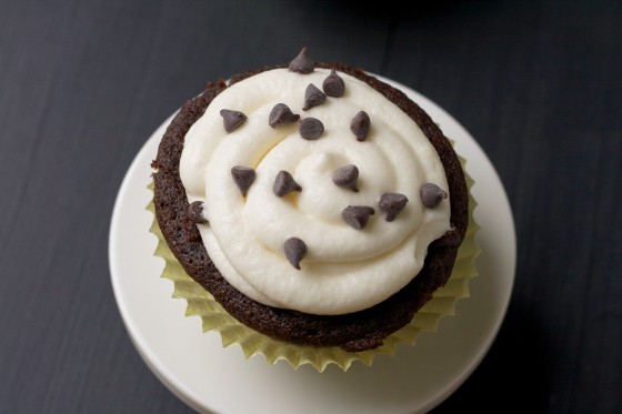 Chocolate-Chip-Cookie-Dough-Cupcake-2-560x373