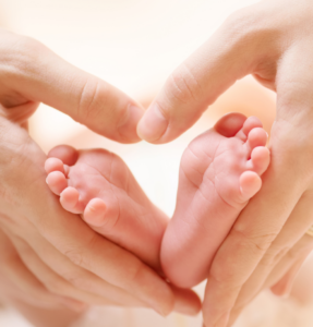 baby feet in moms hands